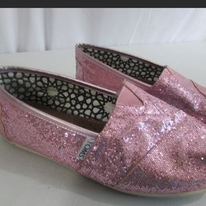 TOMS Women’s size 7.5 pink glitter shoes.